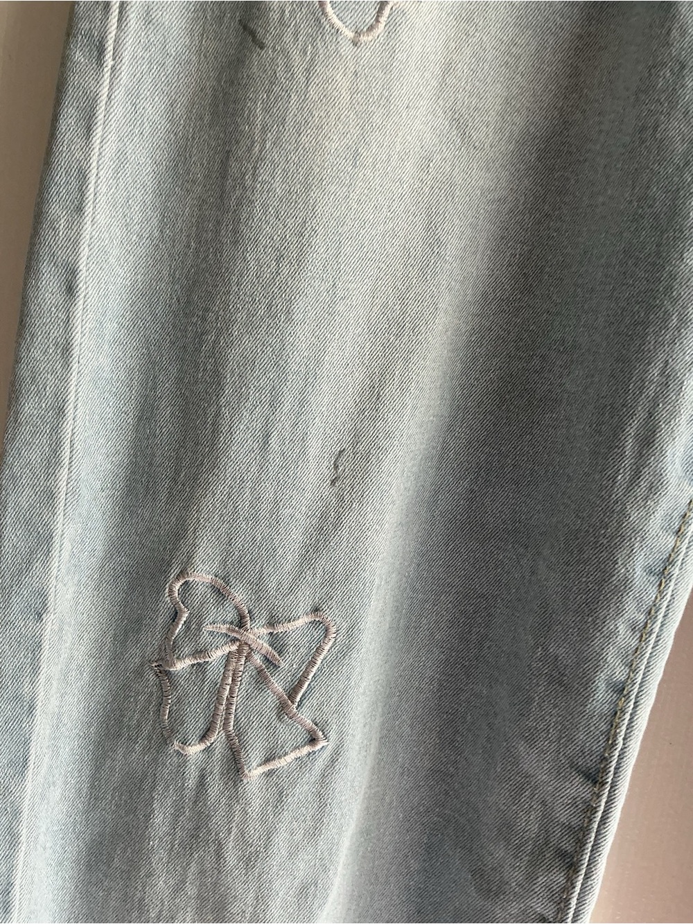 Light Blue Women's Straight-Leg Jeans with Subtle Embroidered Details r - Picture 4 of 14